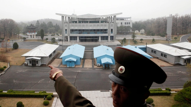 Военные из КНДР начали строить стены и дороги на границе с Южной Кореей