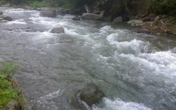 Бушующая река Гусарчай: опоры моста не выдержали напора селевого потока-ВИДЕО