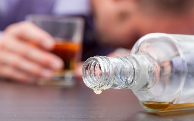 Число погибших от отравления контрафактным алкоголем в Индии достигло 55 человек