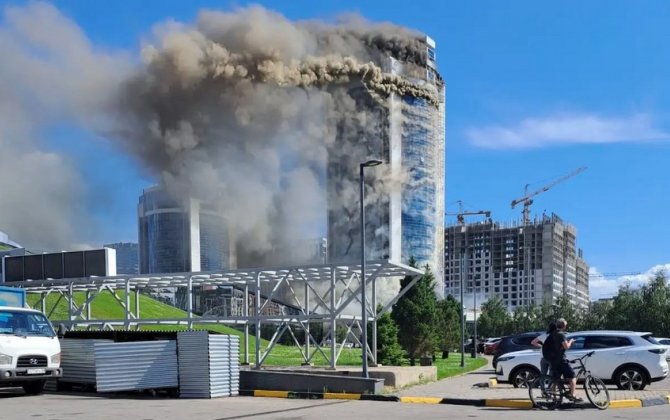 В столице Казахстана горит высотное здание, граждан эвакуируют-ВИДЕО