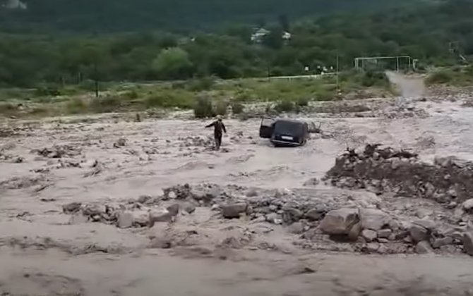 В Шамахинском районе сель снес автомобиль с людьми, на помощь пришли спасатели-(видео)