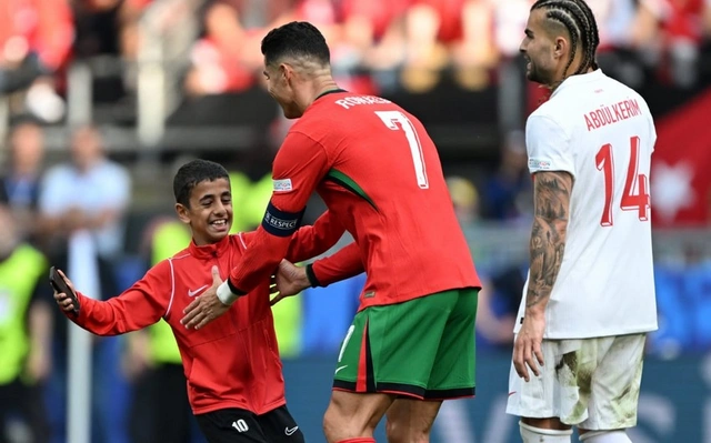 Мальчик выбежал на поле и сделал селфи с Роналду в матче Португалии с Турцией на Евро-2024-ФОТО