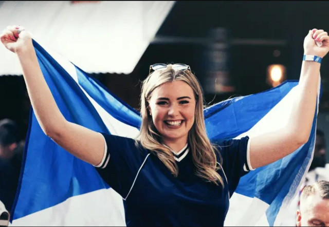Şotlandiyalı qadın azarkeşdən maraqlı performans - VİDEO