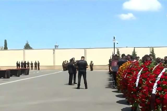 В Баку проходит церемония прощания с полицейскими, погибшими при исполнении служебных обязанностей-ВИДЕО