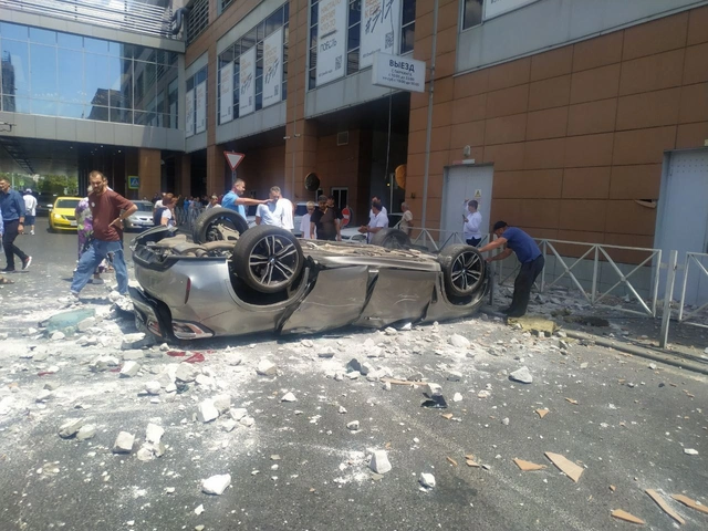 В России BMW рухнул с многоэтажной парковки-(ВИДЕО-ФОТО)
