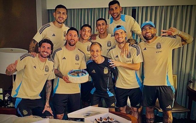 Messi doğum günündə pərəstişkarlarını torta qonaq edib