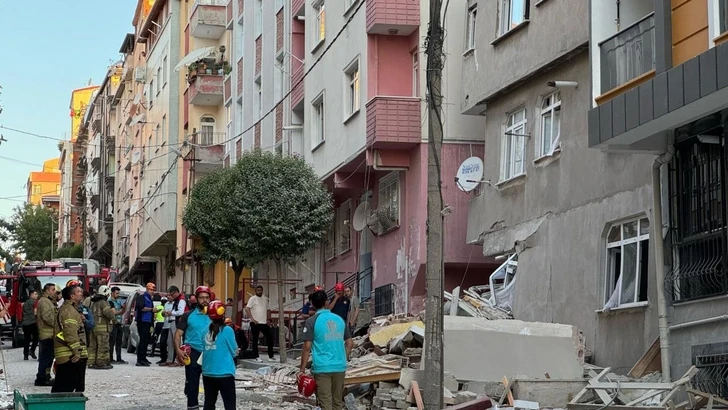 В Стамбуле обрушилась часть четырехэтажного здания-ВИДЕО