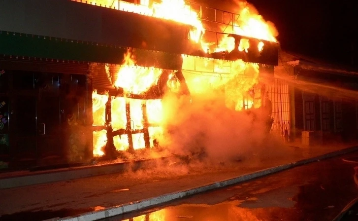 В Баку умышленно подожгли магазин
