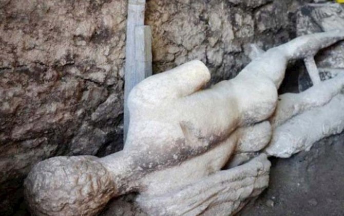 Kanalizasiyadan Yunan tanrısının heykəli çıxdı