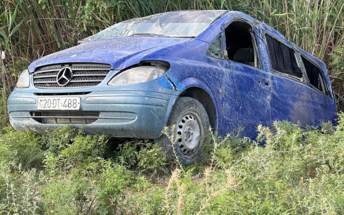 Azərbaycanda mikroavtobus kanala düşdü - Xəsarət alanlar var - FOTO