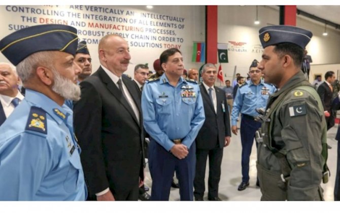 İlham Əliyev İslamabadda hərbi sərgi ilə tanış oldu