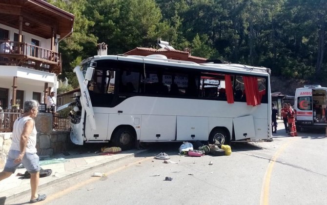 Türkiyədə turist avtobusu qəzaya uğradı: Ölən və yaralananlar var