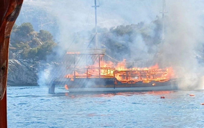 Marmaris sahillərində alovlanan gəmi batdı - VİDEO