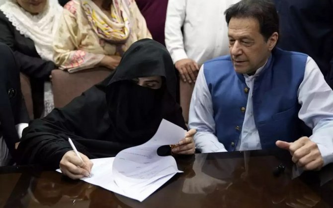 Суд в Пакистане арестовал экс-премьера Хана и его жену до 22 июля