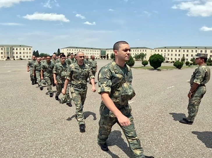 В воинских частях Азербайджана продолжается прием новоприбывших призывников