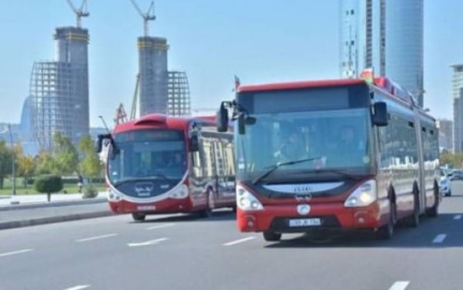 Bakıda eyni nömrəli iki avtobus fərqli istiqamətlərə gedir - Video