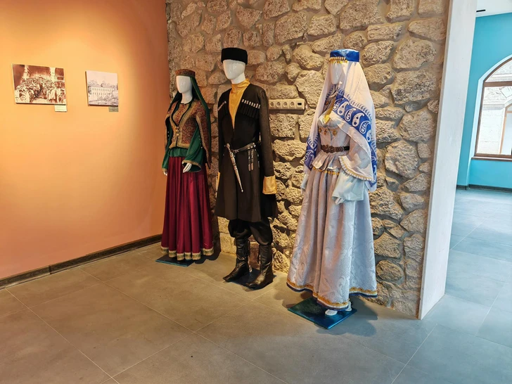 От беков до ханымов: уникальная экспозиция национальных костюмов Карабаха