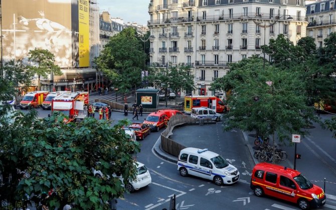 В Париже автомобиль наехал на террасу кафе, погиб один, пострадали несколько человек
