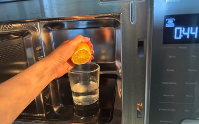 Limon suyu mikrodalğalı sobada qızdırın – SƏBƏB