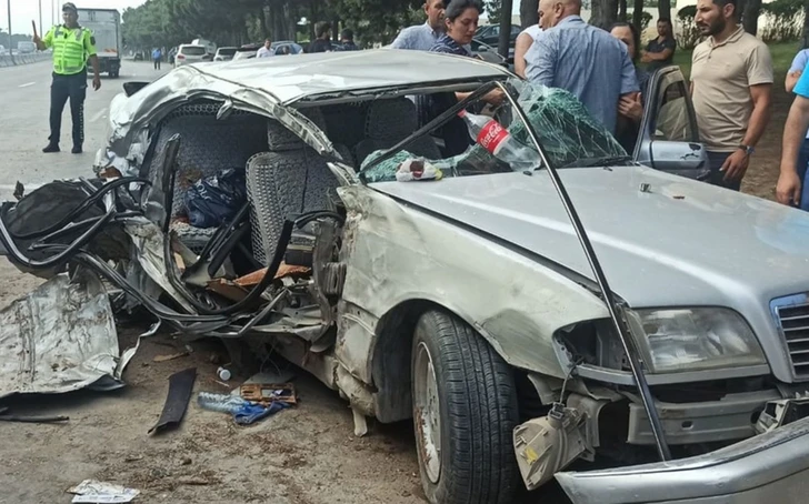 На дороге Баку-Сумгайыт автомобиль врезался в дерево: погибли женщина и ее внук-ВИДЕО