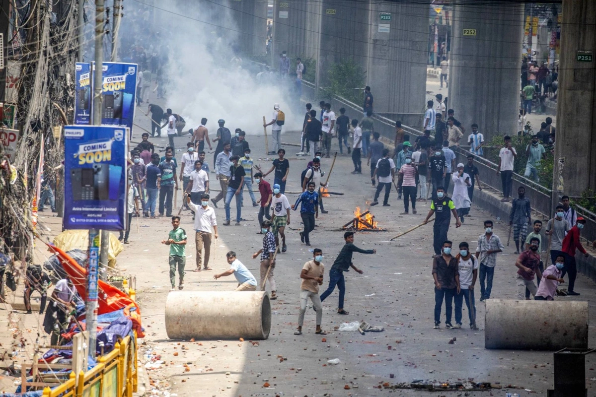 В Бангладеш армия берет под контроль города после гибели 105 человек в протестах
