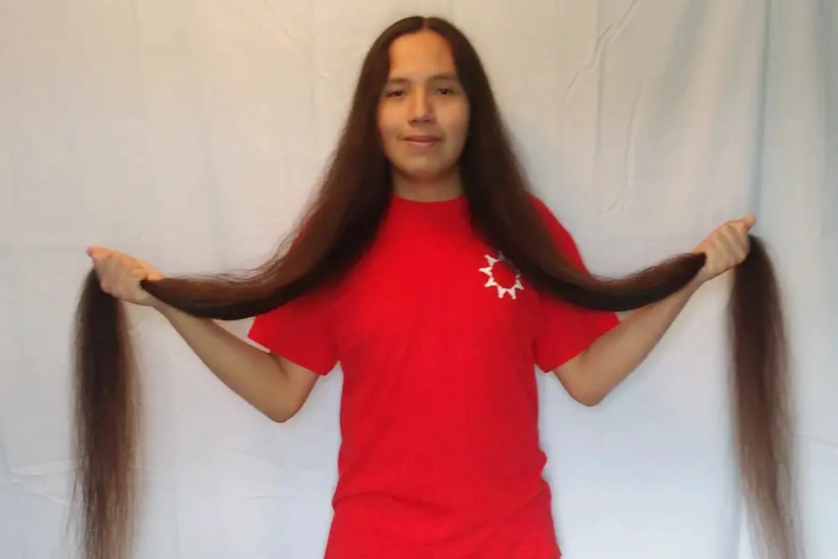 Подросток отрастил волосы около 2 м и попал в Книгу рекордов Гиннеса-ФОТО
