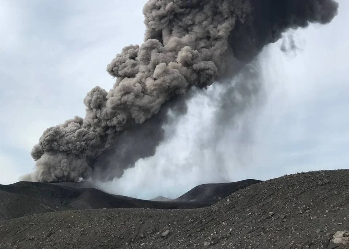 Вулкан Эбеко на Курилах выбросил пепел на высоту 2.5 км