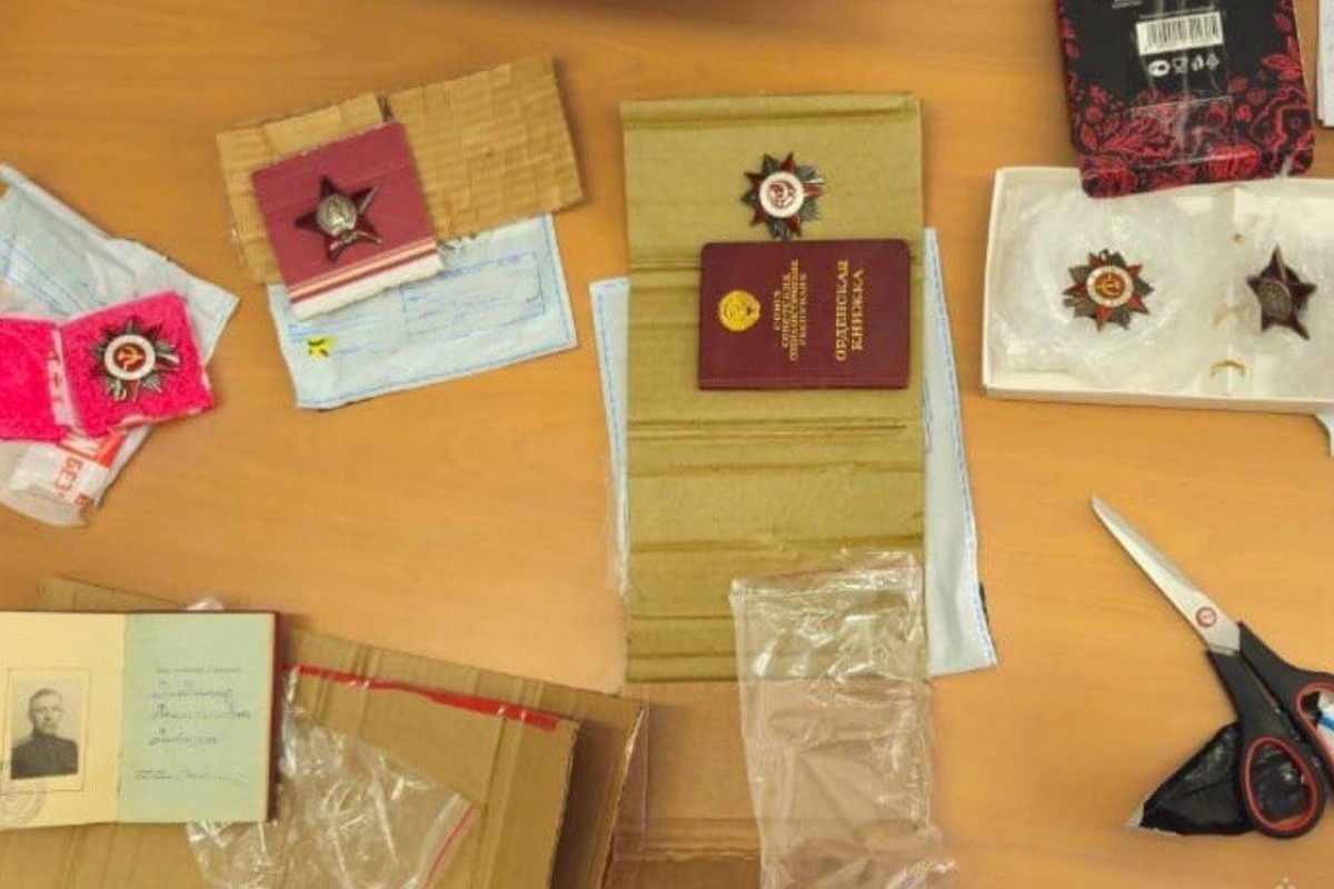 Россиянин пытался отправить в Армению контрабандную посылку с орденами времен СССР