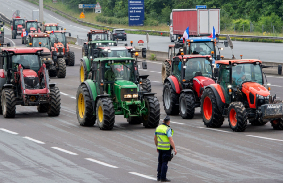 Фермеры и экоактивисты на тракторах устроили беспорядки в Ла-Рошели