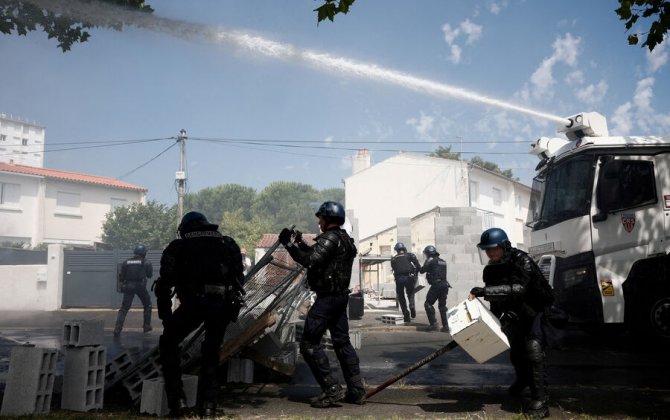 Во время протестов во Франции ранены девять человек