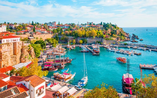 Türkiyədə otel və restoranlar pik turizm mövsümündə boş qalıb