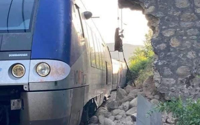 Во Франции поезд сошел с рельсов, есть пострадавшие