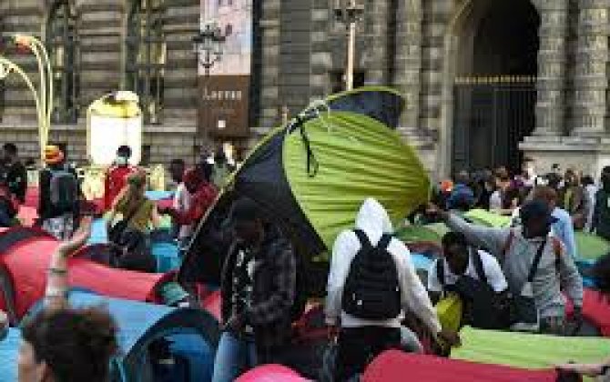 В Париже более 300 бездомных организовали протест в связи с принудительным выселением
