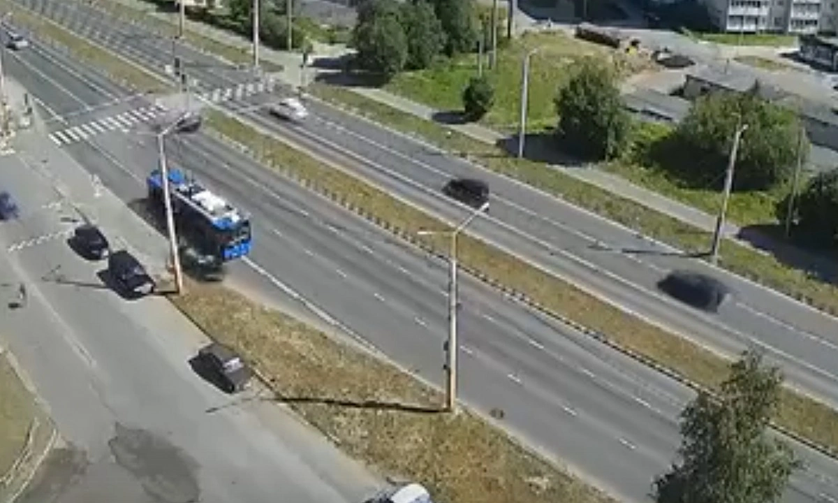 Страшная авария в России: автомобиль снес людей, выходивших из троллейбуса-ВИДЕО