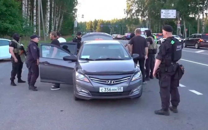 Почти тысячу задержанных в Петербурге мигрантов выдворят из страны