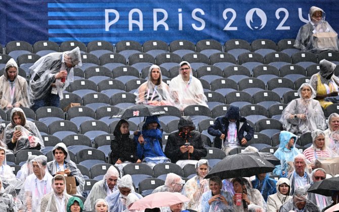 Зрители покидают церемонию открытия Олимпиады из-за дождя