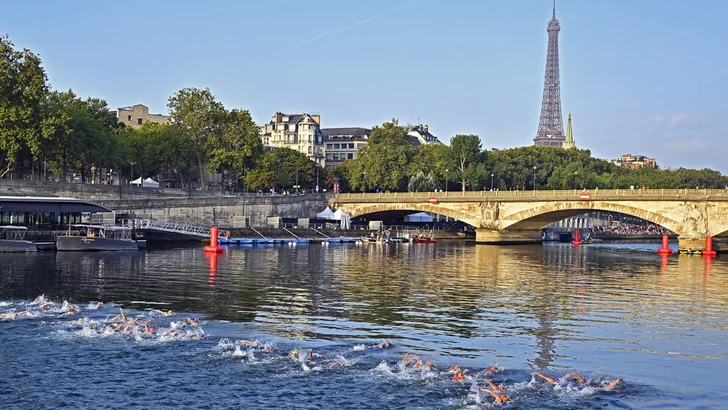 На Олимпиаде отменили тренировочный заплыв триатлонистов из-за грязной воды в Сене