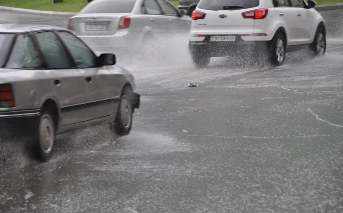 В Гяндже ливни затопили трассу: затруднено движение автомобилей-ВИДЕО