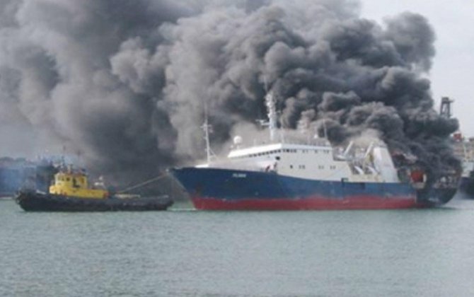 В Баку на корабле произошел пожар, есть пострадавшие