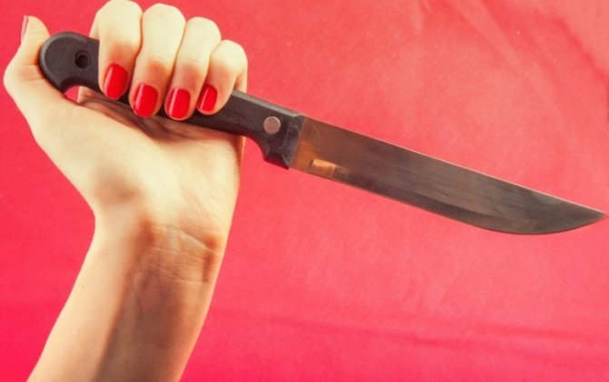 20 yaşlı qız bıçağı atasının sinəsinə sancdı