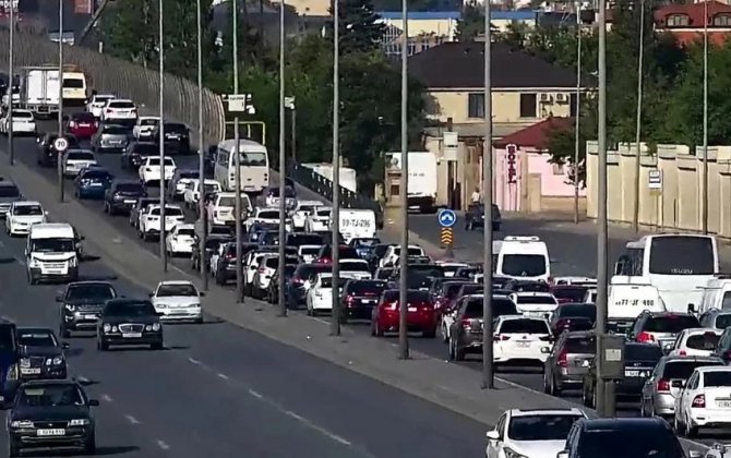 На ряде бакинских дорог затруднено движение транспорта
