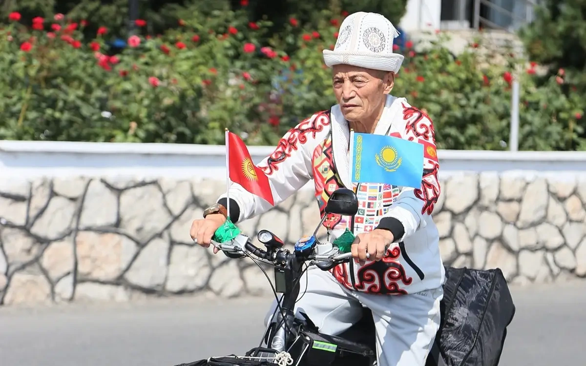 74-летний мужчина отправился на Игры кочевников на велосипеде: он проедет более 2 000 км
