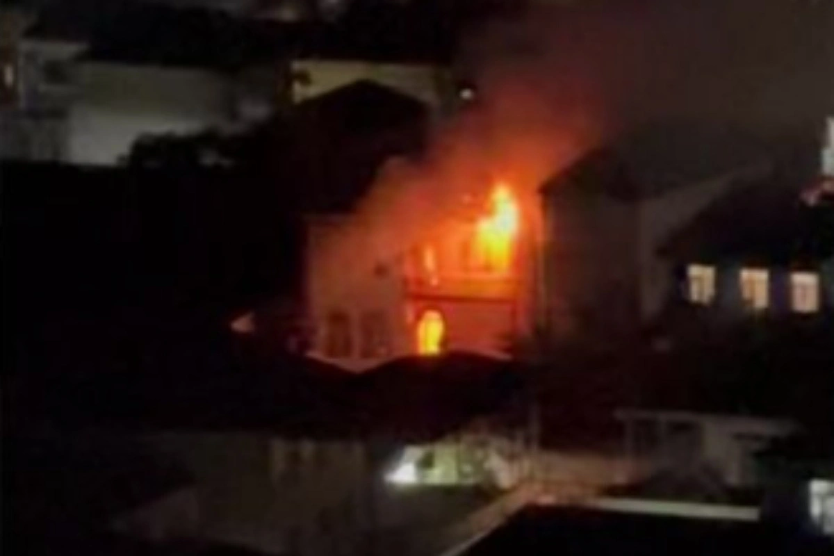 В Абшеронском районе загорелся двухэтажный особняк-ВИДЕО