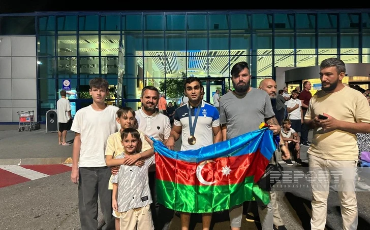 Олимпийский призер был встречен в Кишиневе с флагом Азербайджана