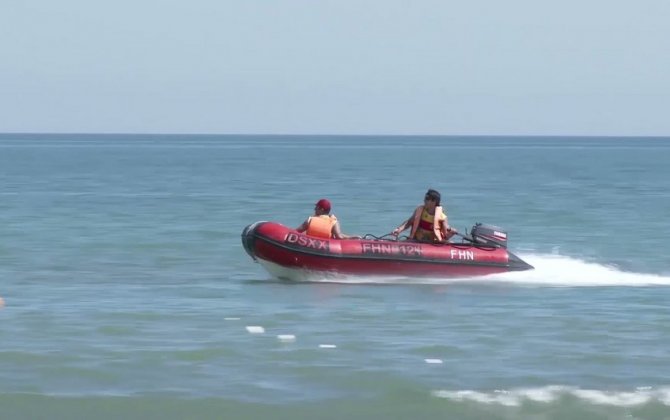 Сотрудники МЧС спасли мужчину, которого унесло на катере в открытое море