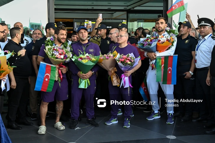 Завоевавшие золотые медали на Олимпиаде азербайджанские дзюдоисты вернулись на родину-ВИДЕО-ФОТО