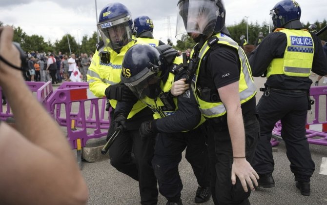 В Великобритании задержали 100 человек после столкновений с полицией