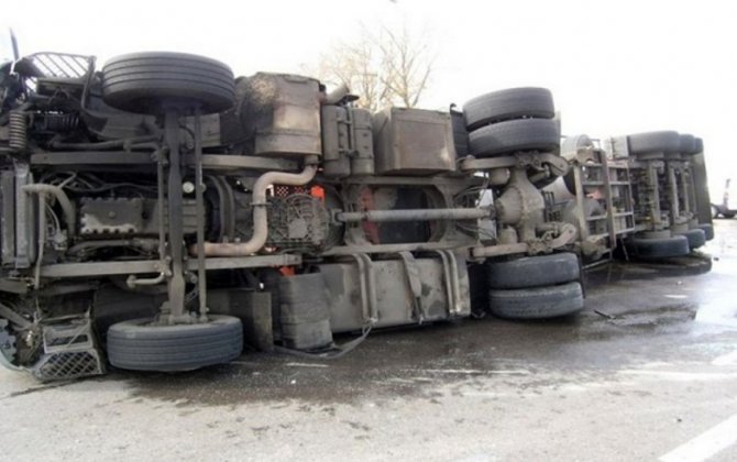 В Баку столкнулись два грузовика, есть пострадавший