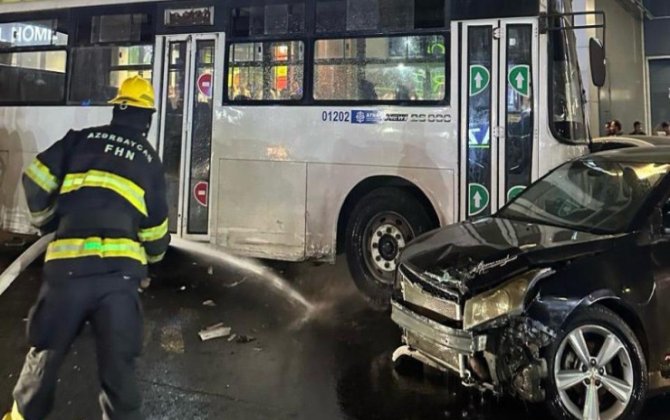 Bakıda avtobus 10-dan çox maşını əzdi, biri yandı - VİDEO