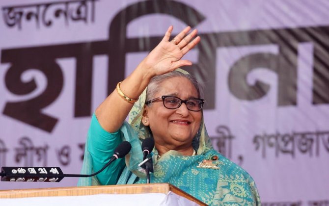 Премьер Бангладеш ушла в отставку и покинула страну